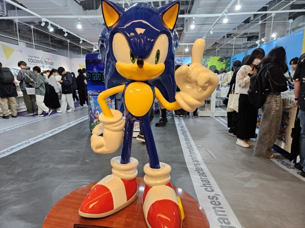 - 입구에서 관람객들을 반겨주는 소닉