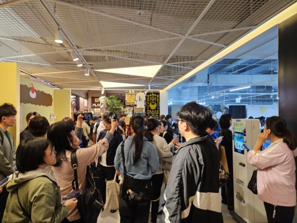 - 팝업 스토어 오픈을 기다리는 관람객들