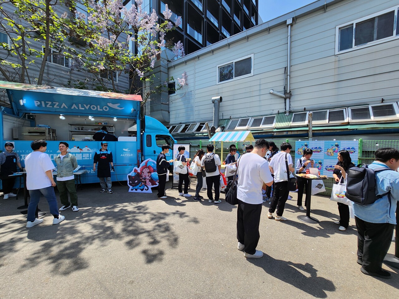 - 밖에는 배를 채울 수 있는 피자 트럭이 있다 