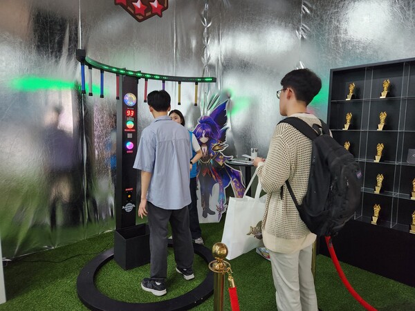 - 랜덤으로 떨어지는 봉을 잡아야 하는 순발력 게임 