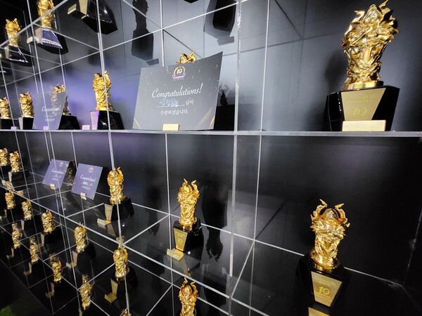 - 순발력 게임 기록세우면 트로피를 준다고... 