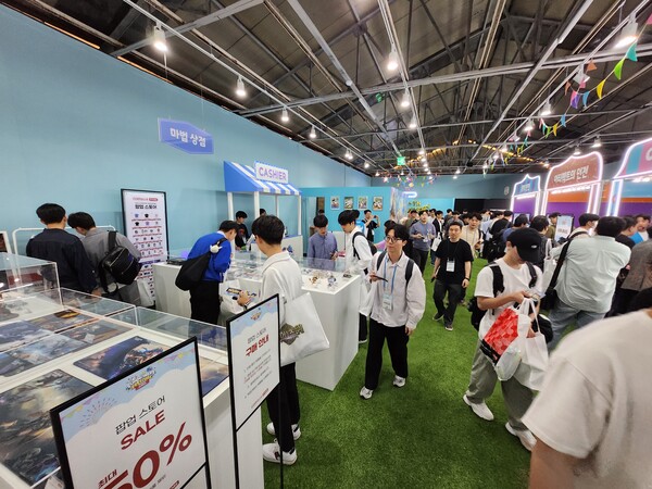 - 굿즈숍도 빼놓을 수 없다 