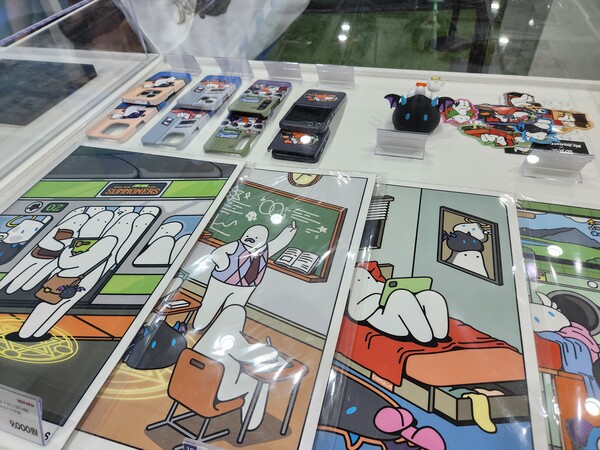 - 폰케이스, 캐링 등 굿즈