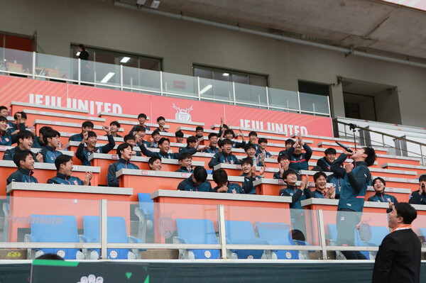 응원하는 방송통신고 학생들