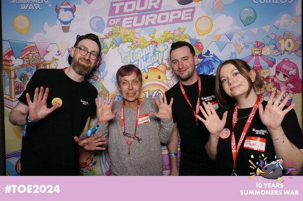 글로벌 누적 390만 뷰를 기록한 서머너즈 워 소환사 ‘Schneeflocke21’(왼쪽 두 번째)