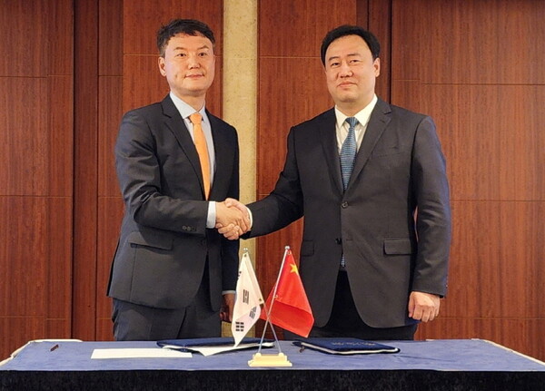 박승찬 한중연합회 회장(왼쪽)과 우동천 자오저우시장이 MOU를 맺고 기념사진을 찍었다. 사진=박명기