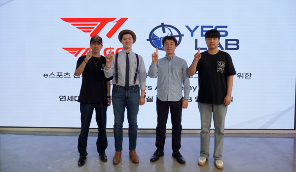 T1 발로란트 최원준 단장(왼쪽부터), T1 안웅기 COO, 연세대학교 컴퓨터과학과 이병주 교수, 연세대학교 e스포츠 연구실 이한별 선임 연구원이 업무 제휴를 체결했다.