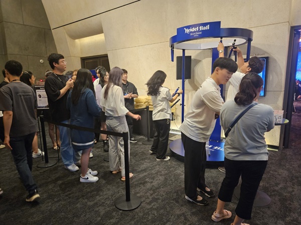 - 떨어지는 봉을 모두 잡으면 미니 피규어를 준다