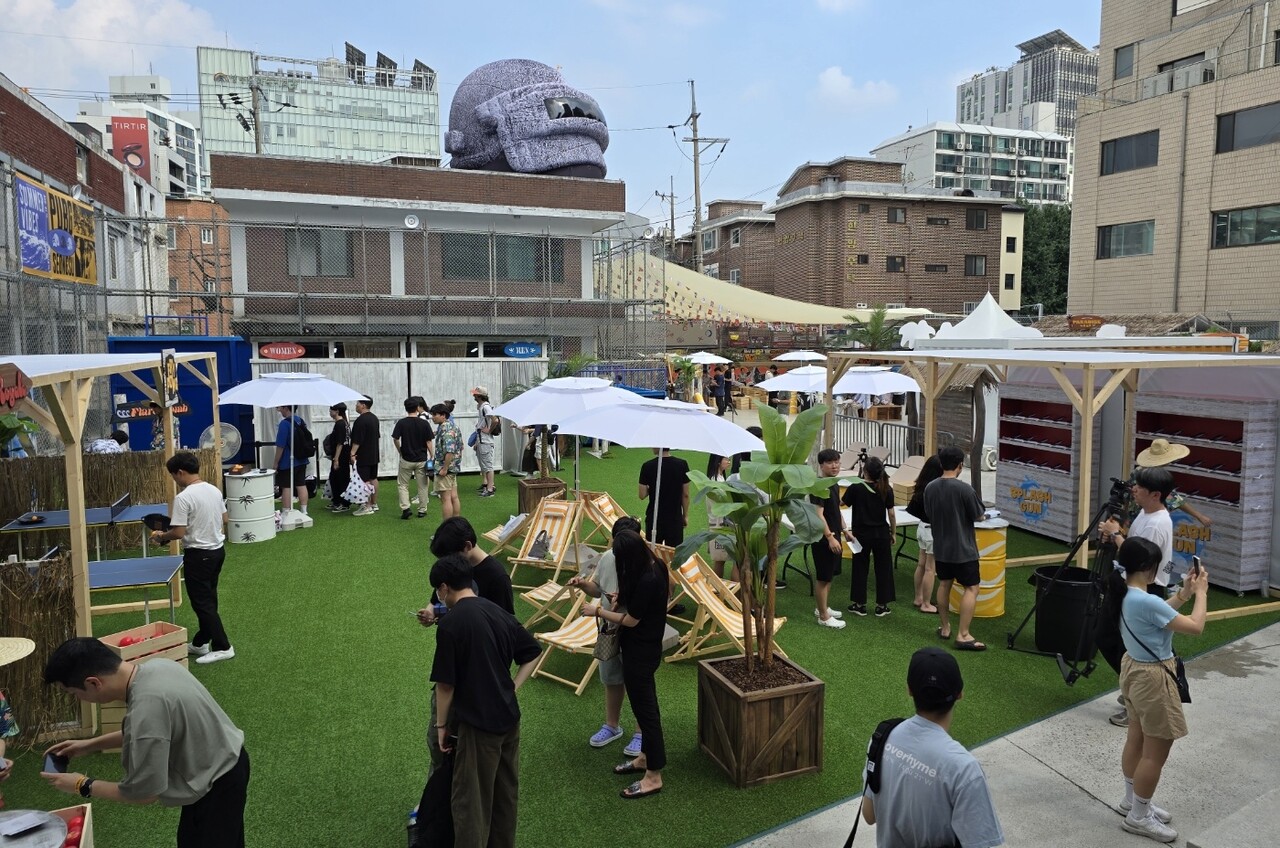 - 지나가는 사람들도 쳐다볼 수밖에 없는 웅장한 삼뚝이