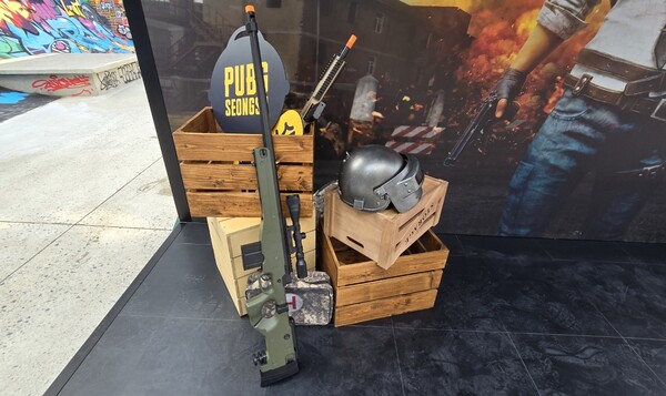 - 게임 속에서 끄집어낸 소품들로 특별한 사진을 남길 수 있다