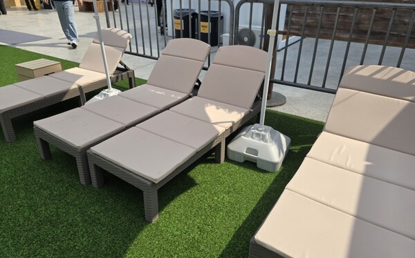 - 휴식 공간은 넉넉하게 준비되어 있다