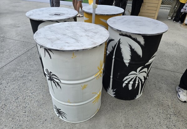 - 휴식 조형물도 배그 감성