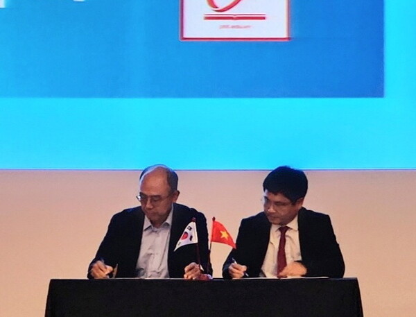 위정현 한국게임학회장(왼쪽)과 베트남 우정통신기술대학 당 화이 박 총장이 제휴를 체결했다.