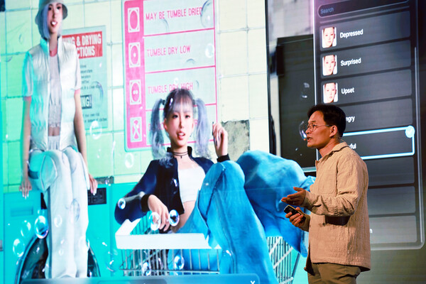 게임스컴 쇼케이스에서 발표하는 인조이 김형준 PD