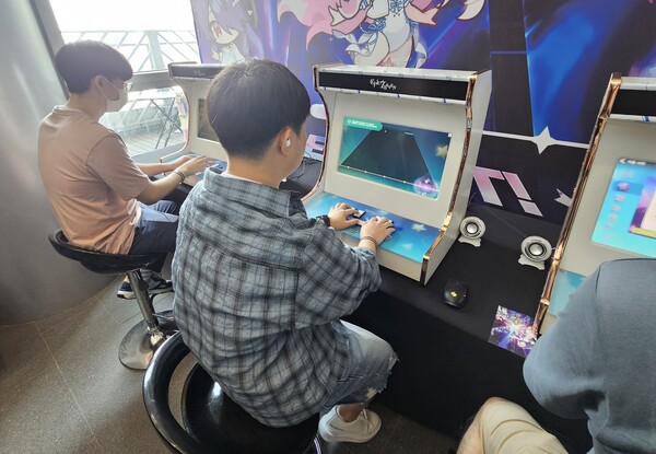 - 리듬 게임에 집중하고 있는 계승자