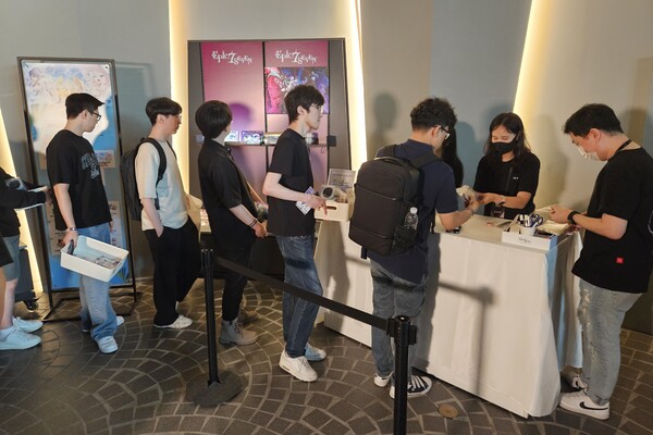 - 굿즈 샵이 있으면 당연히 가야지