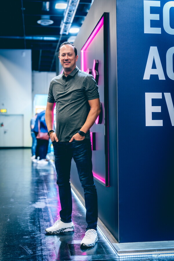 부스 앞에선 버클리 유겐스 엑솔라 마케팅 대표. 사진=엑솔라