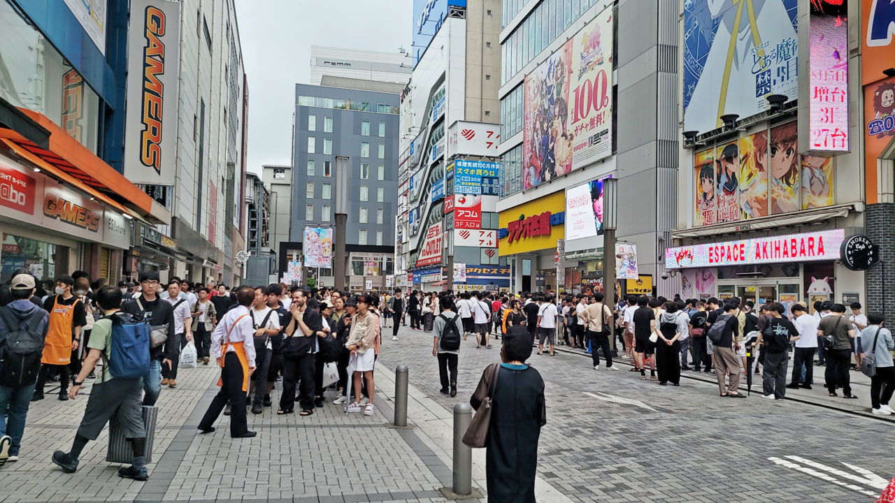 - 아침부터 많은 사람이 입장을 위한 대기열을 형성했다