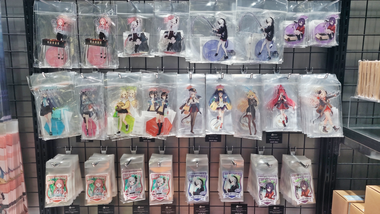 - 신규 굿즈도 절찬 판매 중이다