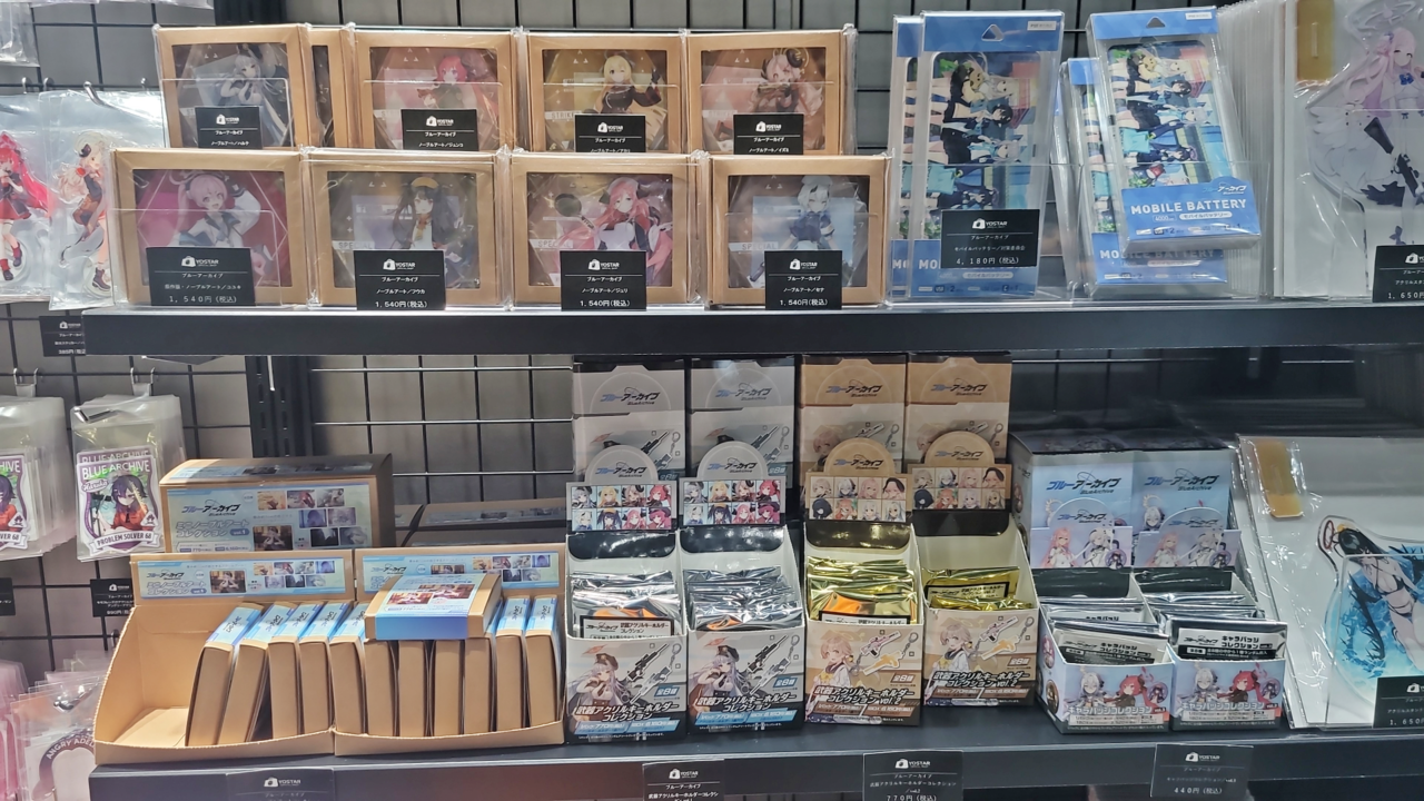 - 공식 스토어답게 정말 많은 굿즈가 판매되고 있다