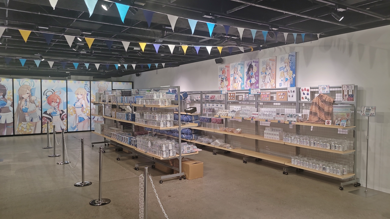 - 3.5주년 굿즈 뿐만 아니라 피규어와 넨도로이도도 판매한다