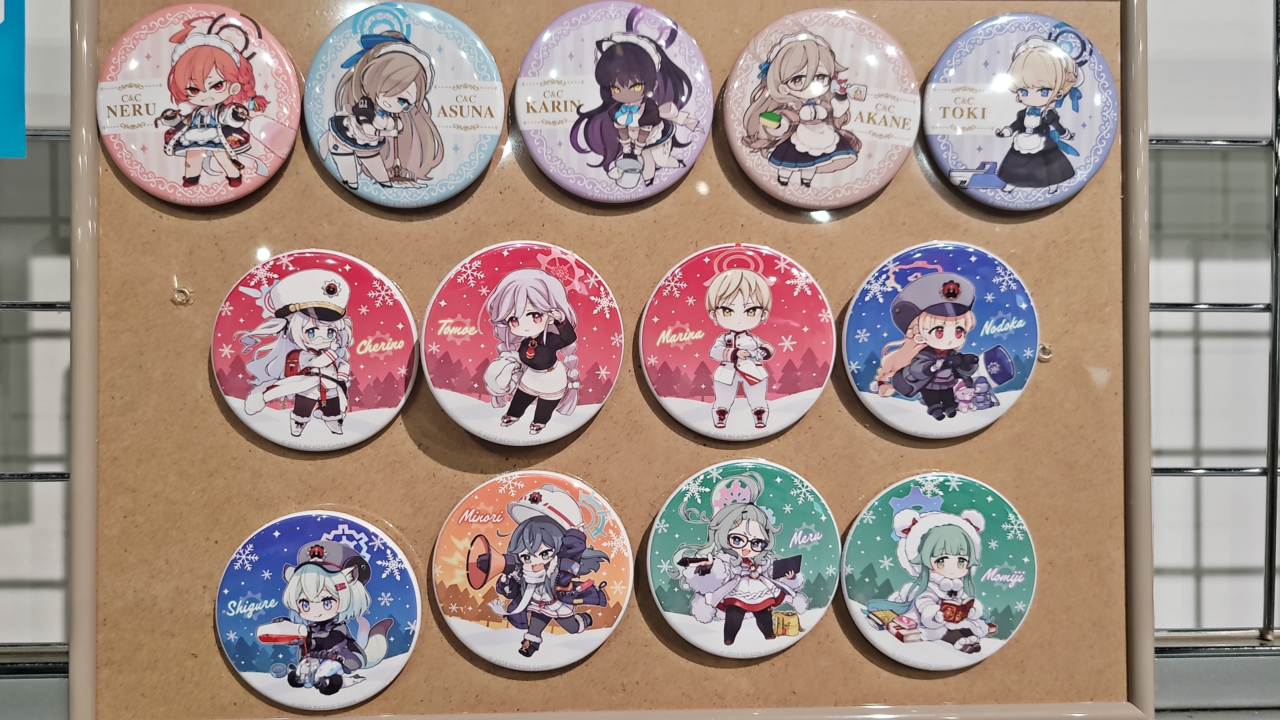 - C&C 뿐만 아니라 붉은겨울 학생들 굿즈도 있다