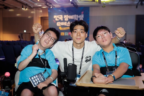 마구마구 리마스터에서 우승한 인천 은광학교 이승현 학생(왼쪽부터)과 신용진 인솔교사, 곽현민 학생
