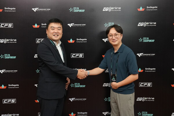 최승진 주베트남한국문화원장(좌)이 스마일게이트 여병호 실장에게 감사장을 전달했다.