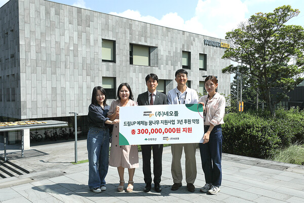 네오플 총무팀 김언정 파트장(왼쪽부터), 초록우산 이성경 팀장, 초록우산 변정근 제주지역본부장, 네오플 백무열 팀장, 네오플 김지연 대리가 ‘드림UP 예체능 꿈나무 지원사업’ 업무협약을 맺었다.