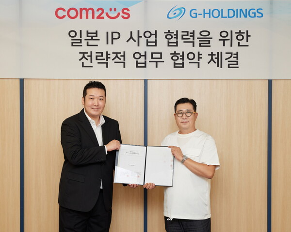 G 홀딩스 치바 준우 COO(왼쪽)와 컴투스 한지훈 게임사업부문장이 일본 IP 비즈니스 사업 제휴를 체결했다.