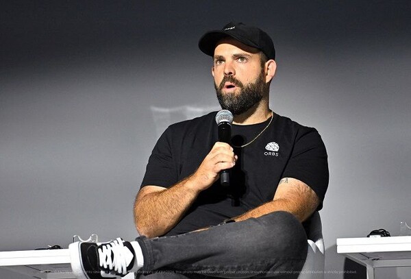 란 해머 오브스 사업개발 부사장이 KBW 임팩트 세션에 패널로 참여해 발언하고 있다.