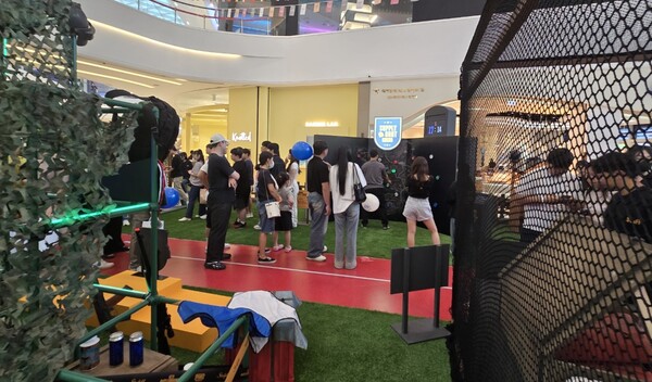 - 점심 시간 이후 방문객들이 점점 모이기 시작했다