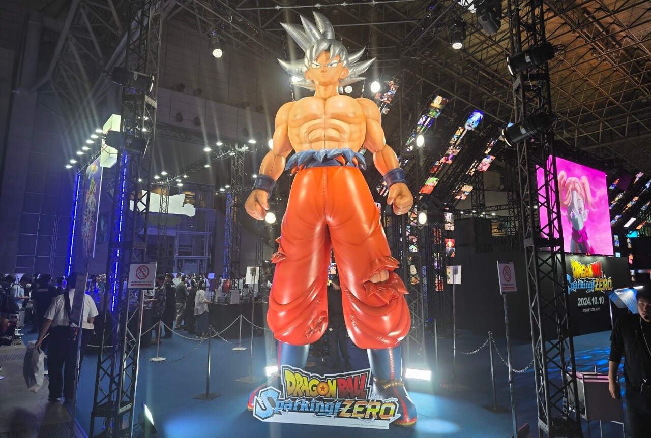 - TGS 2024 반다이남코 부스에 전시된 초대형 무의식의 극의 손오공 스태츄