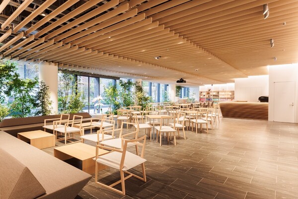 - 직원 전용 카페와 휴식 구간, 편안한 인테리어가 눈에 띈다