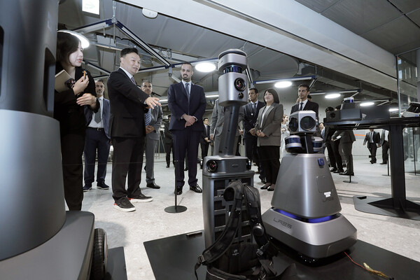 네이버 1784를 방문한 파이살 빈 아야프(Faisal bin Ayyaf) 리야드 시장 일행이 네이버랩스의 로봇들을 살펴보고 있다. 사진=네이버