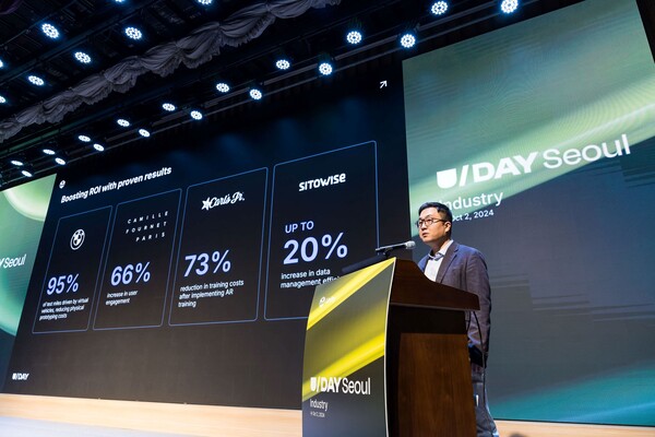 ‘Industry Vision & Roadmap’ 세션을 진행하고 있는 민경준 사업본부장. 사진=유니티