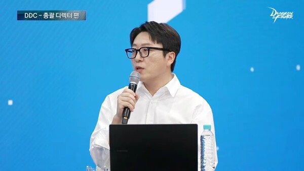 - 던전앤파이터 개발자 컨퍼런스를 진행하는 박종민 네오플 DNF 총괄 디렉터