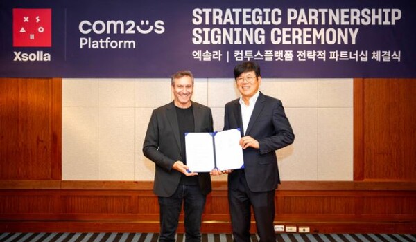 데이비드 스텔저(David Stelzer) 엑솔라 사장과 최석원 컴투스플랫폼 대표(오른쪽). 사진=엑솔라