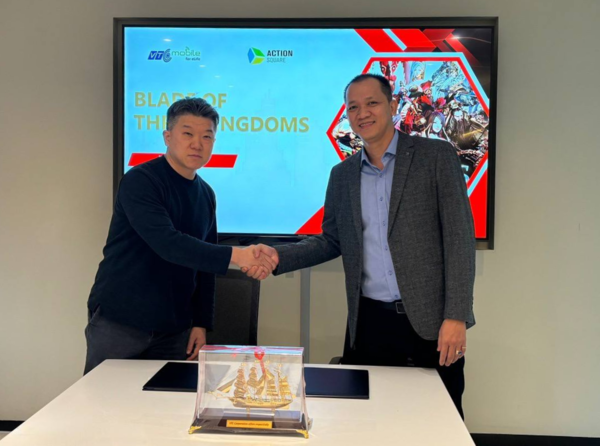 김연준 액션스퀘어 대표(왼쪽)와 VTC모바일 응우옌 비엣 쾅 민 CEO가 '삼국블레이드' 퍼블리싱 계약을 맺었다. 