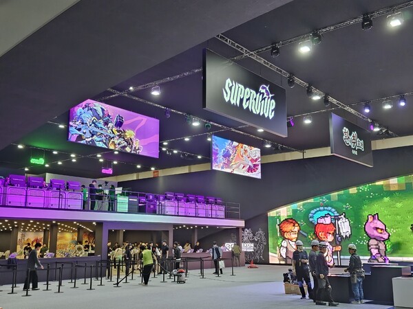 - 퍼플을 메인 컬러로 내세운 넥슨 '슈퍼바이브' 부스 