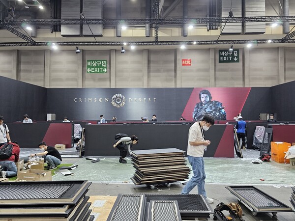 - 스태프들이 한창 분주하게 움직이고 있다 