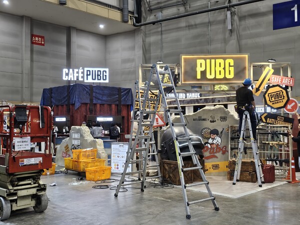 - 인더스트리얼 콘셉트로 부스를 꾸미고 있는 크래프톤의 펍지 