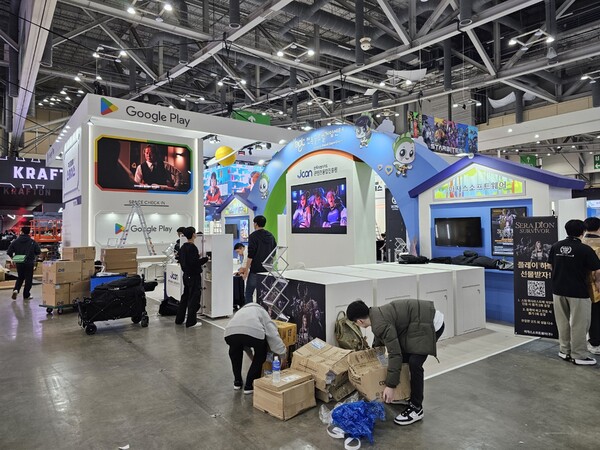 - 크고 작은 부스들이 최종 점검 중으로 바쁘다 