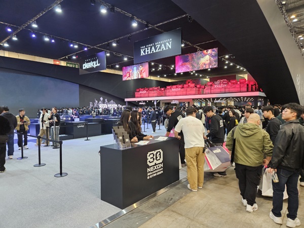 - 행사장이 열리자마자 대기열이 형성됐다