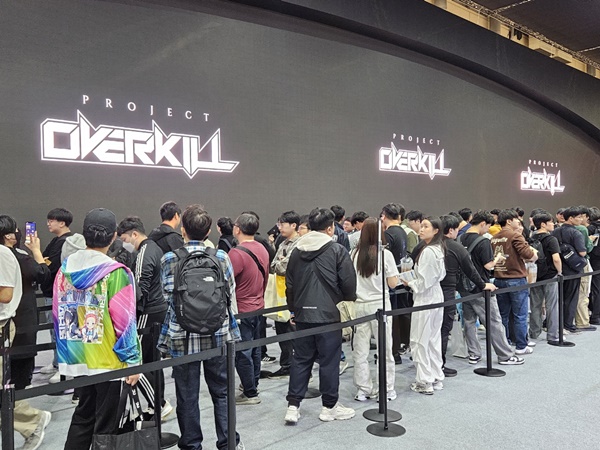 - 부스 내부까지 대기열이 형성됐다