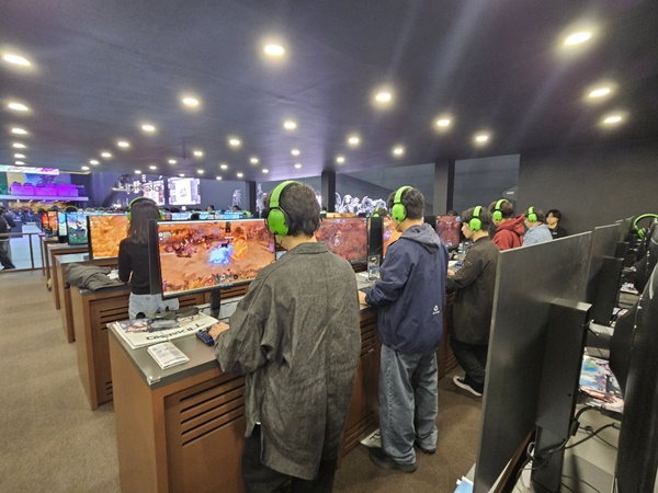 - 프로젝트 오버킬을 열심히 플레이 중인 관람객