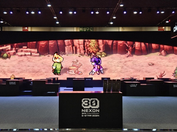 - 부스 전면 스크린에서는 출품작 영상이 재생된다