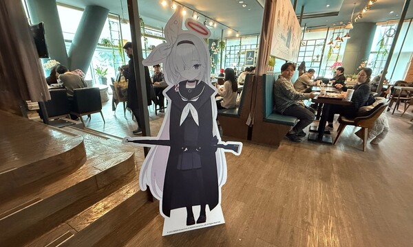 - 매장에 입장하면 프라나, 아로나와 기념 사진을 촬영할 수 있다