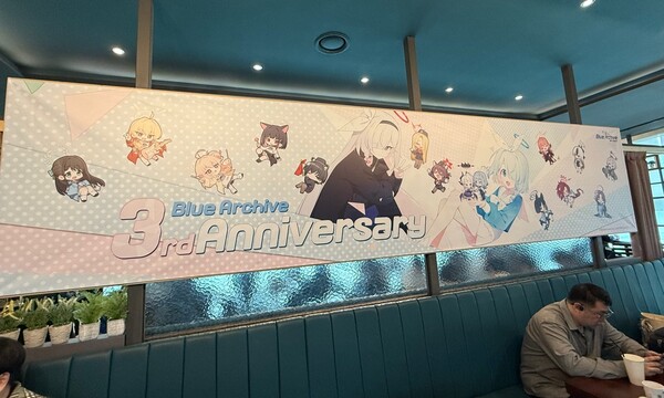 - 카페 곳곳에 컬래버 분위기가 물씬