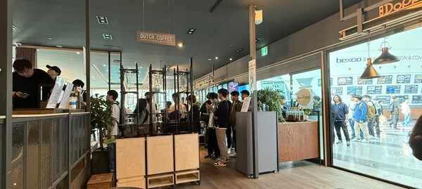 - 도피오 커피에 이 정도로 대기열이 형성된 적은 없었다